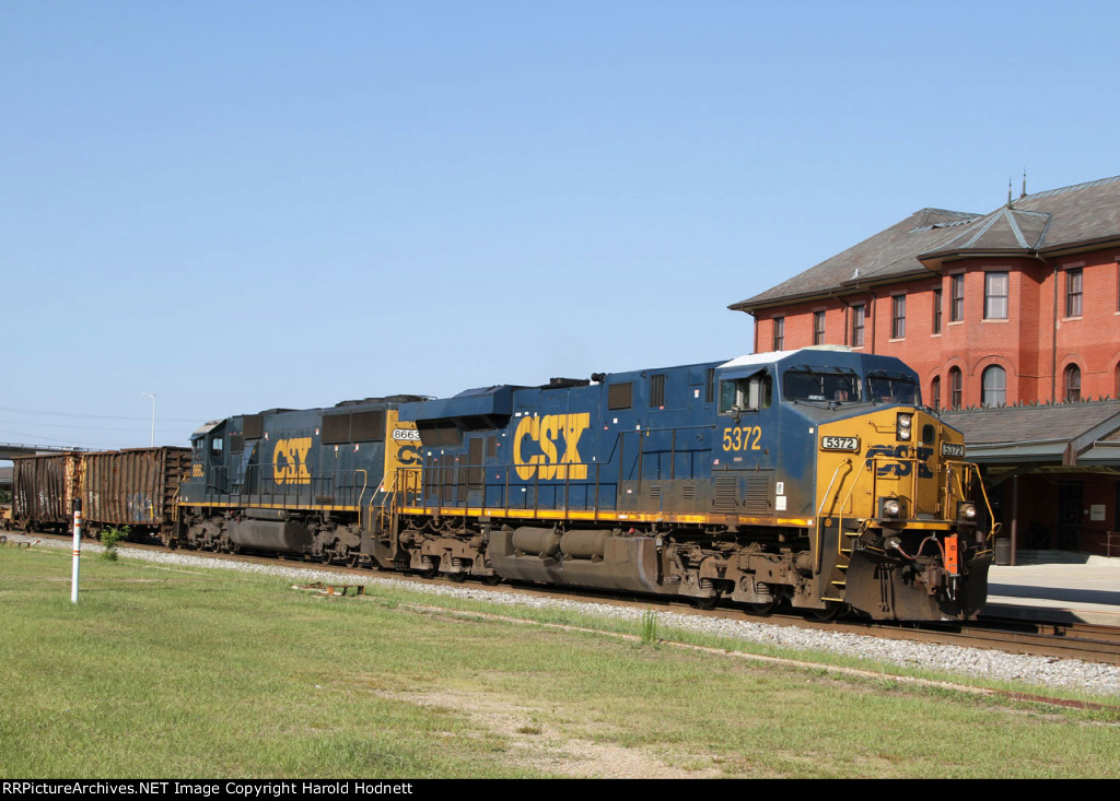 CSX 5372 leads train F774-20 northbound